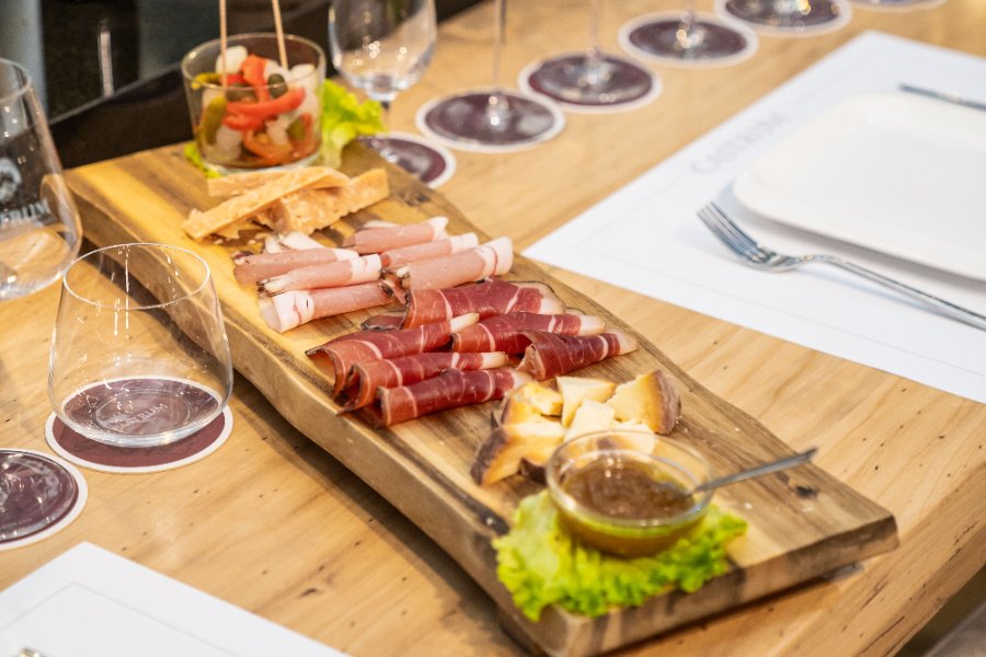 Immagine cantina Degustazione 5 vini Castrum con tagliere e risotto, in Valpolicella.